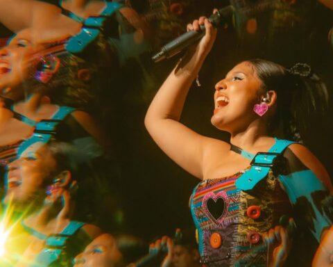 Milena Warthon con micrófono en mano en efecto caleidoscópico