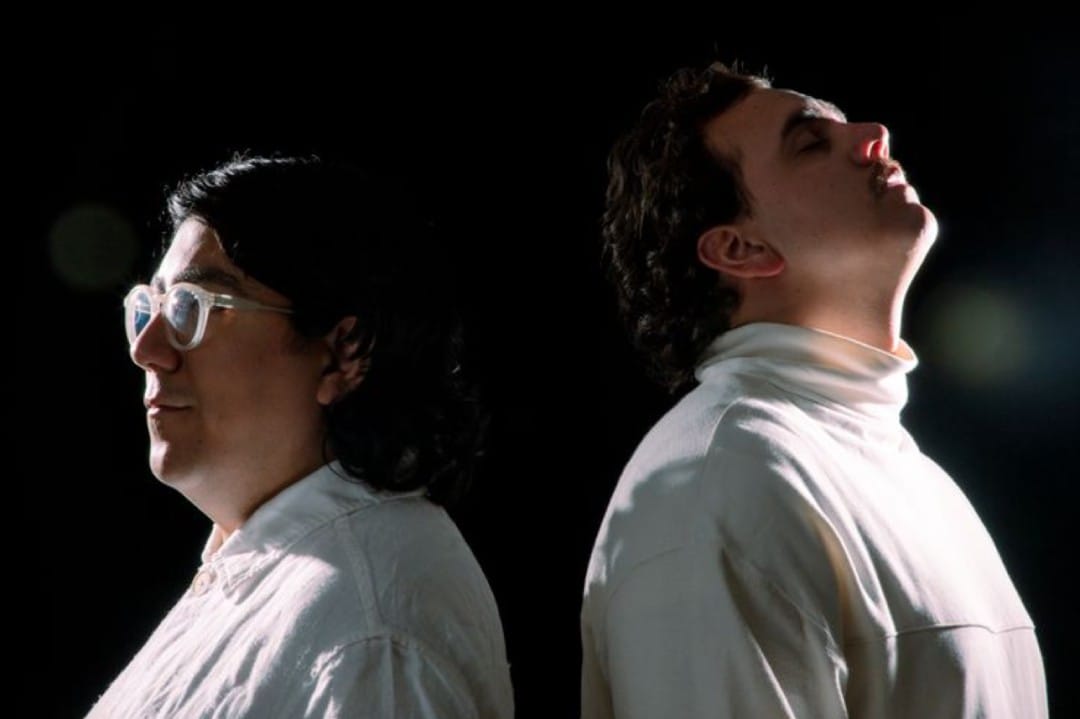 Carlos Cruzalegui y Moncho Berry con trajes blancos