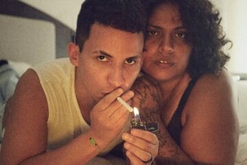 Negra Valencia y Fabrián en una cama