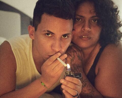 Negra Valencia y Fabrián en una cama