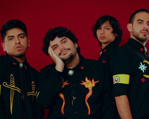 Plastical People con trajes negros y fondo rojo