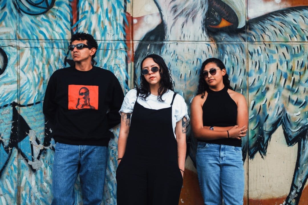 Reverb Chamber con una pared de graffiti de fondo