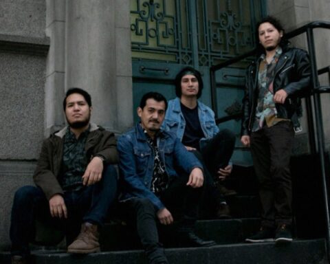 Rocket Naipes sentado en la puerta de una vivienda