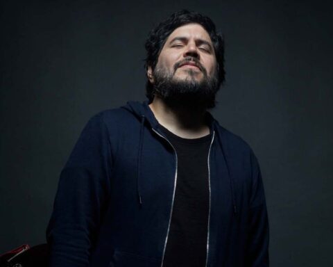 Santiago Motorizado con chaqueta azul