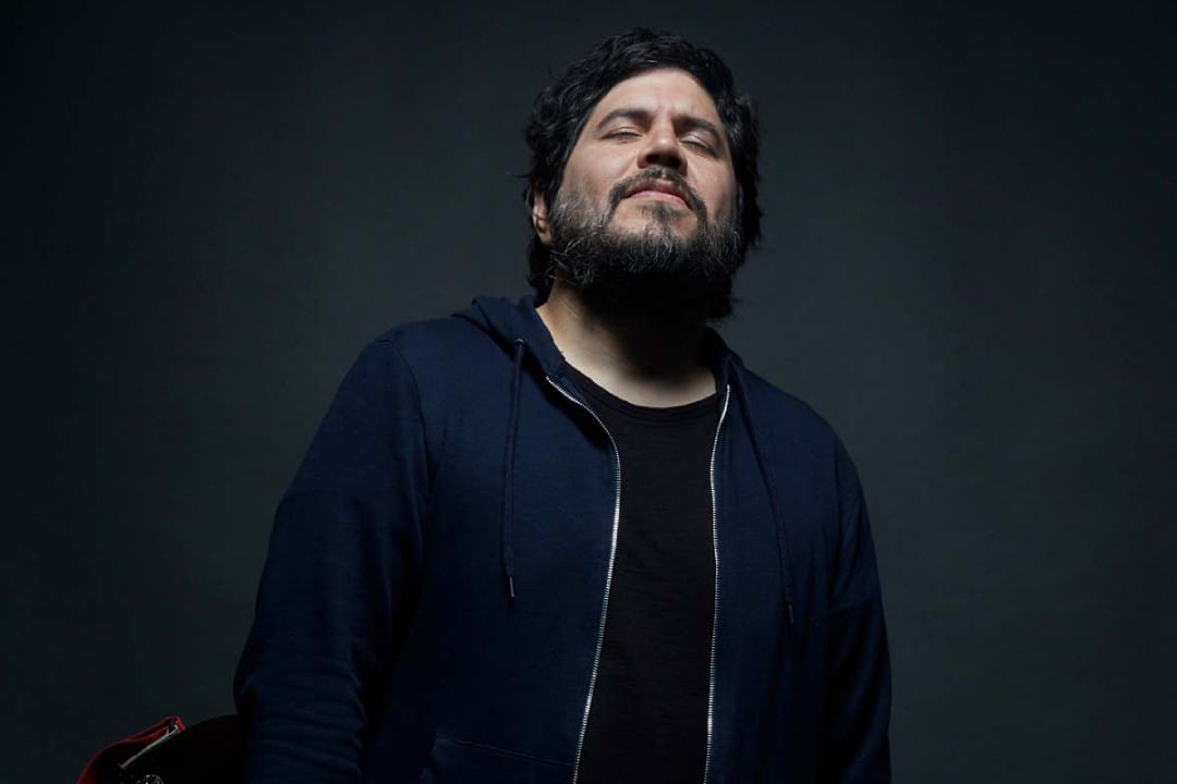 Santiago Motorizado con chaqueta azul