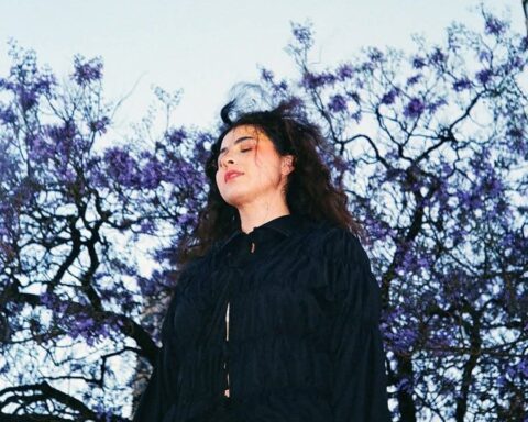 Silvana Estrada posando con un árbol detrás