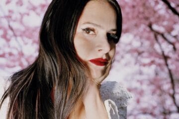Sofia Kourtesis con árboles de hojas rosa