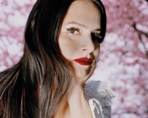 Sofia Kourtesis con árboles de hojas rosa