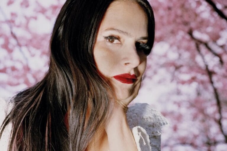 Sofia Kourtesis con árboles de hojas rosa