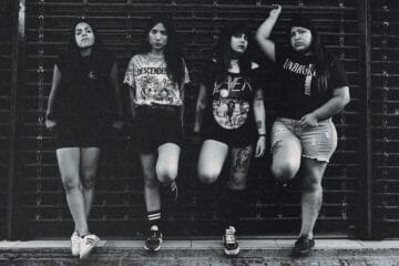 Tomar Control posando en una reja