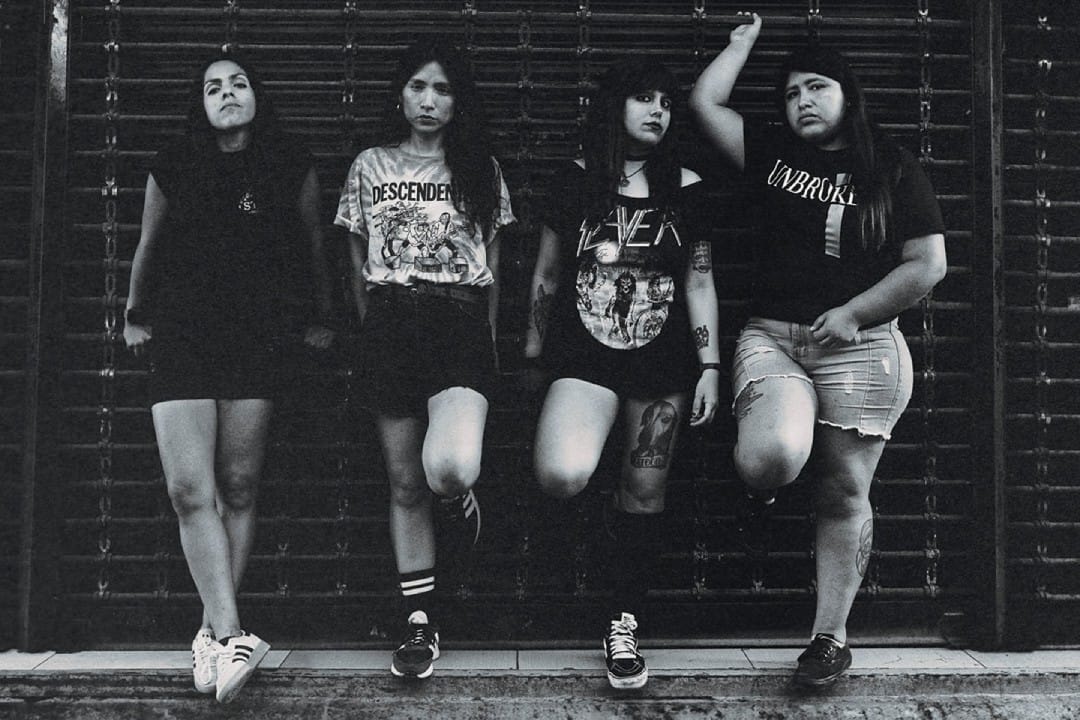 Tomar Control posando en una reja