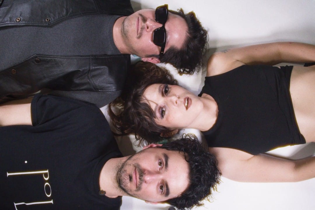 Zimmer y Los Eclipses echados mirando a la cámara