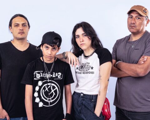 Integrantes de Arabella formados frente a un fondo blando