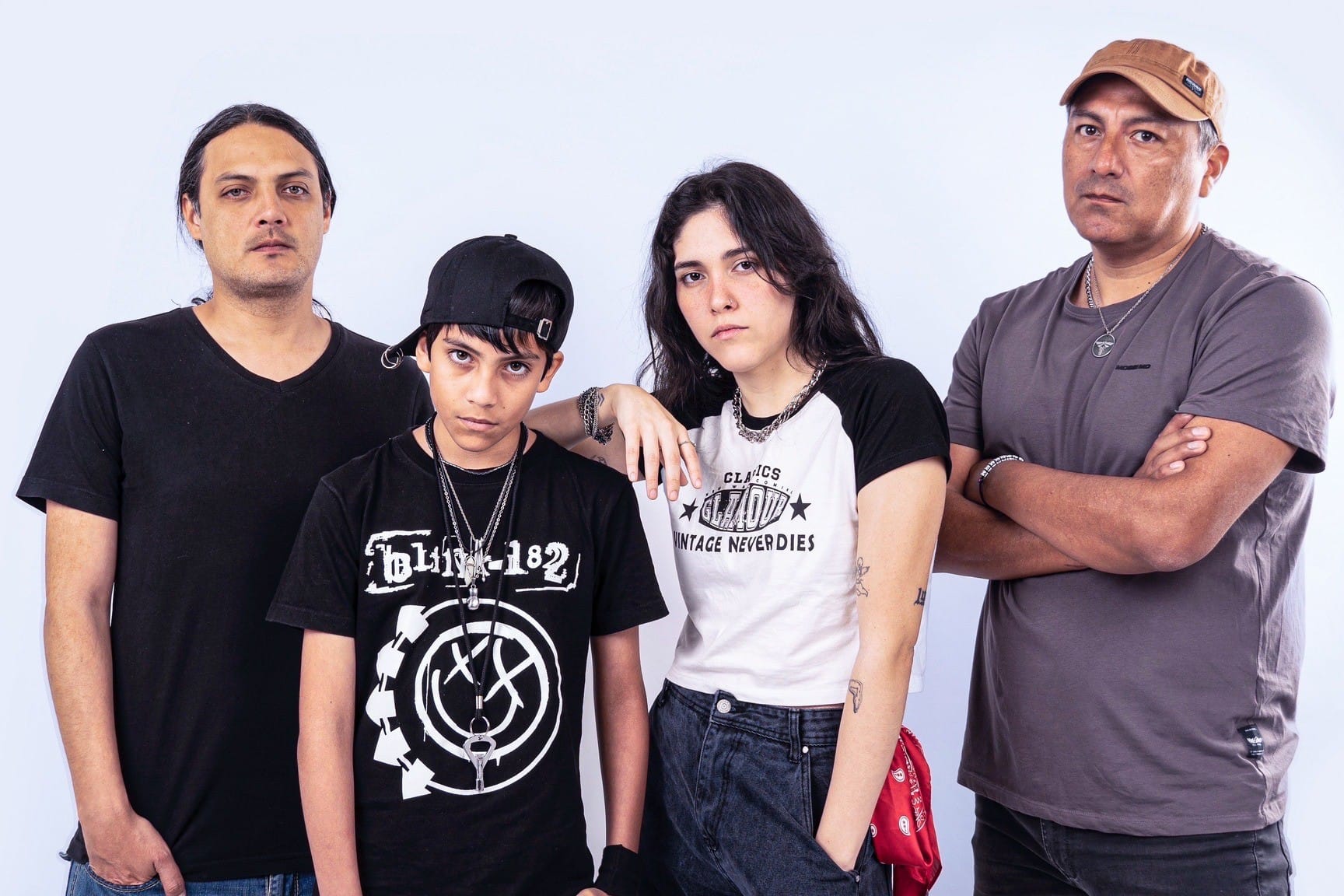 Integrantes de Arabella formados frente a un fondo blando