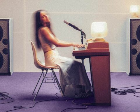 Debi Nova sentada al piano