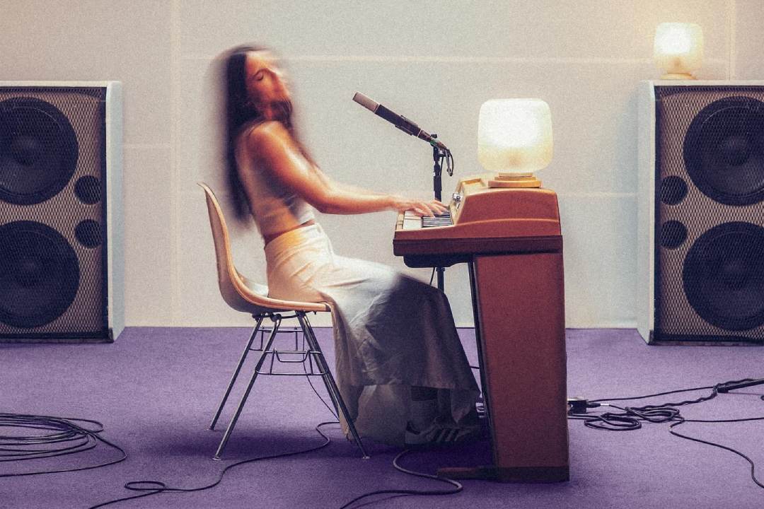 Debi Nova sentada al piano