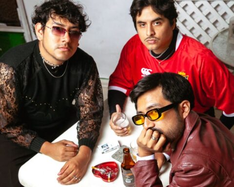 Ciudad Pánico sentados a la mesa