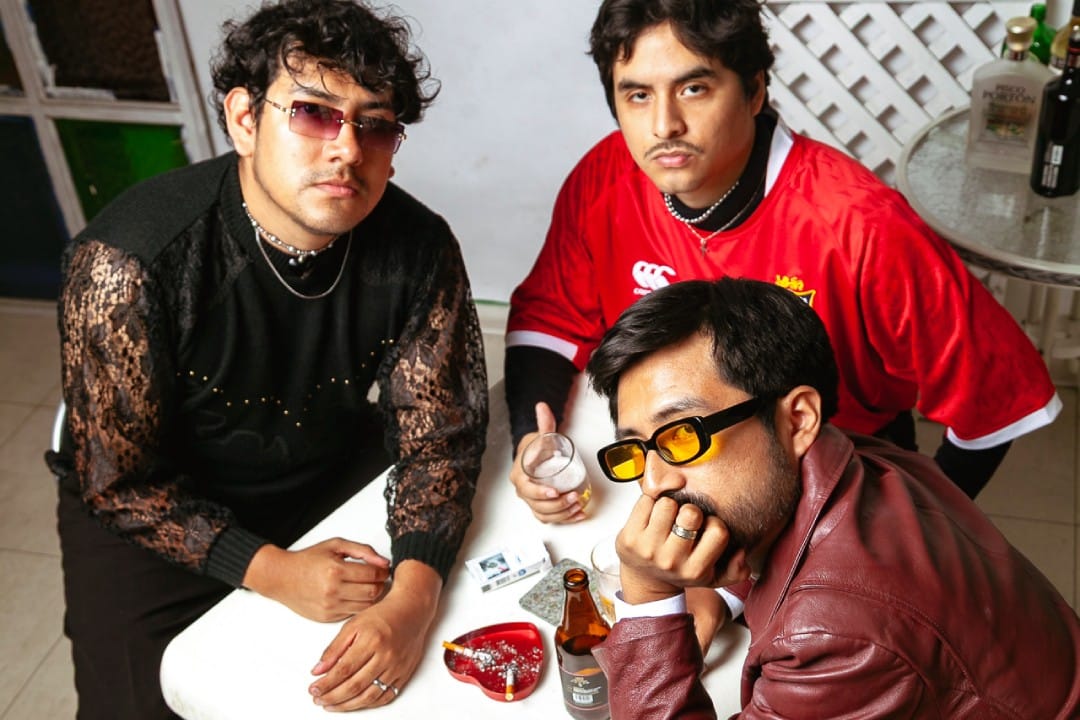 Ciudad Pánico sentados a la mesa