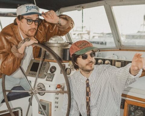 Cosmic Wacho posando en un yate