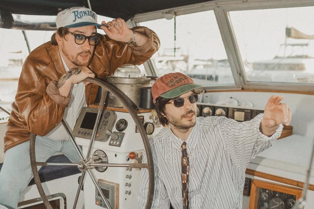 Cosmic Wacho posando en un yate