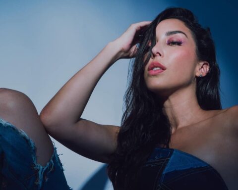 Cristina Benavides posa con luz fría y fondo blanco