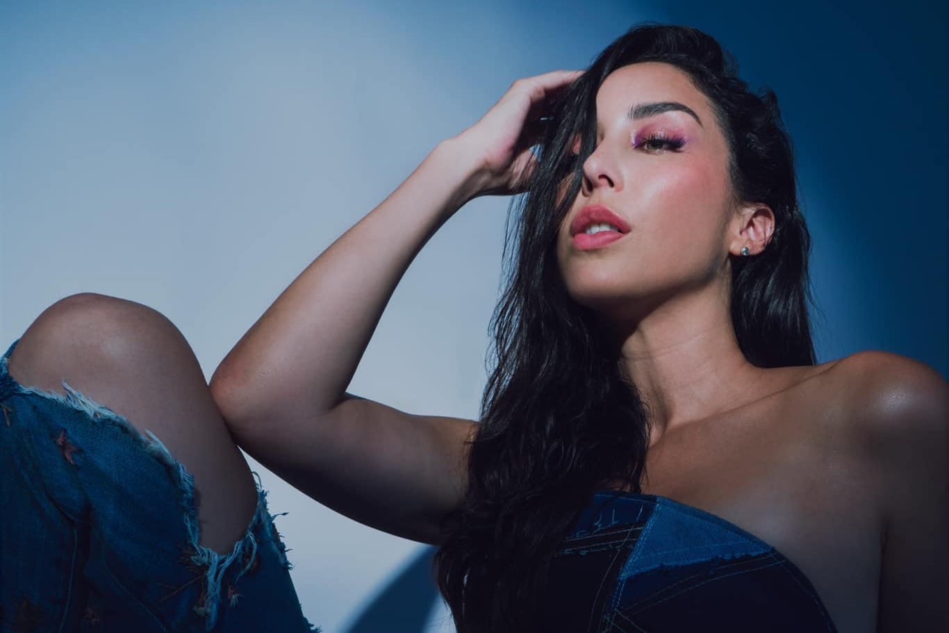 Cristina Benavides posa con luz fría y fondo blanco