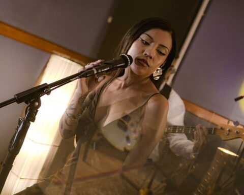 Diana Flores posando con el micrófono en el estudio