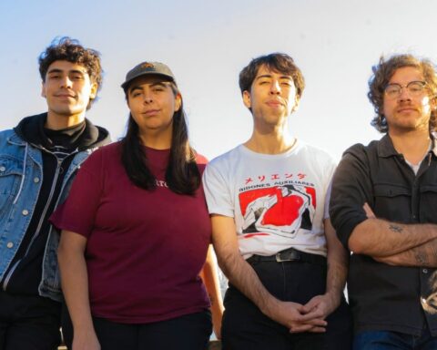 El Significado de las Flores posando uno al lado del otro