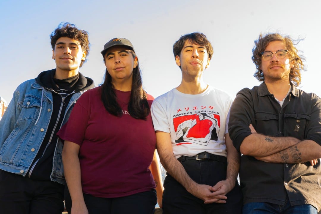 El Significado de las Flores posando uno al lado del otro