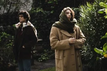 Fabricio Robles y Paz Estrach posando con abrigos