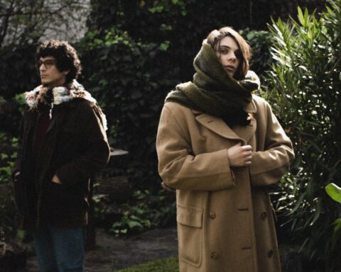 Fabricio Robles y Paz Estrach posando con abrigos