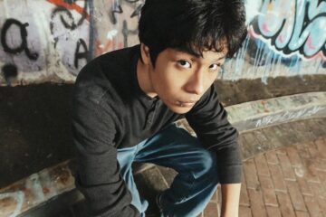 Ficticio sentado en una pared con graffitis