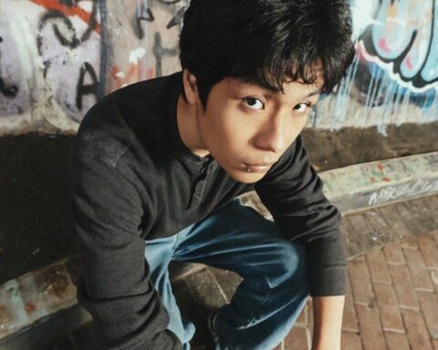 Ficticio sentado en una pared con graffitis