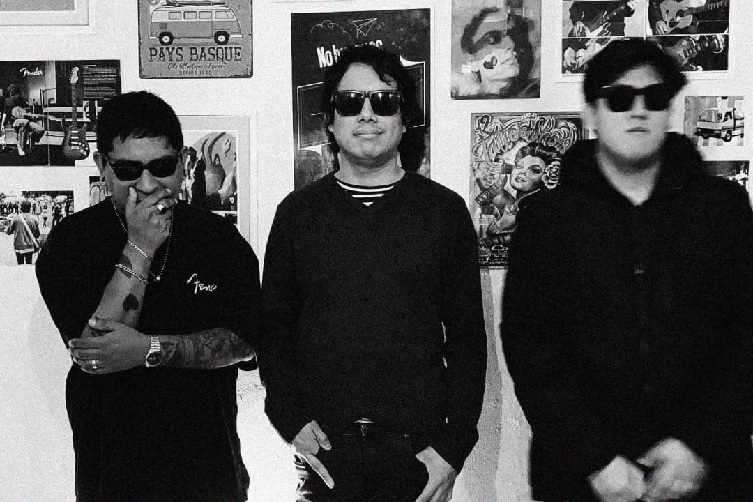 FM Club vestidos de negro parados uno al costado del otro