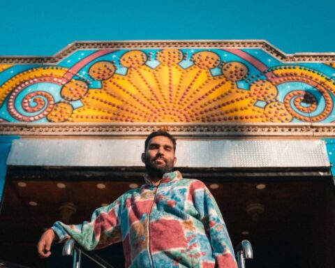 Futnes posando con un muro celeste detrás