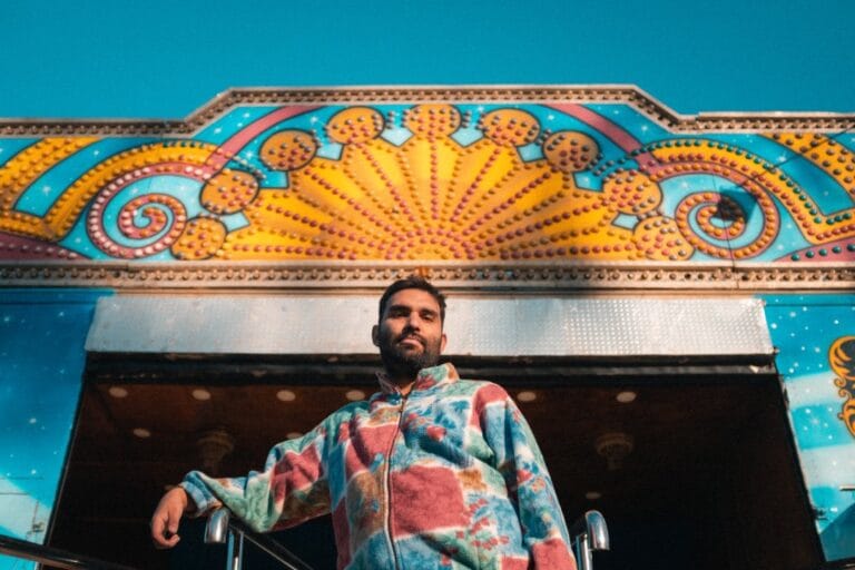 Futnes posando con un muro celeste detrás