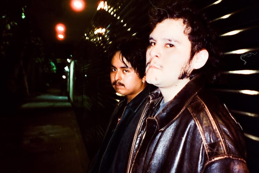 Jaxho y Macario Martínez mirando a la cámara