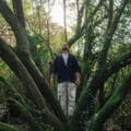 Jean Paul Du Bois posando al lado de un árbol