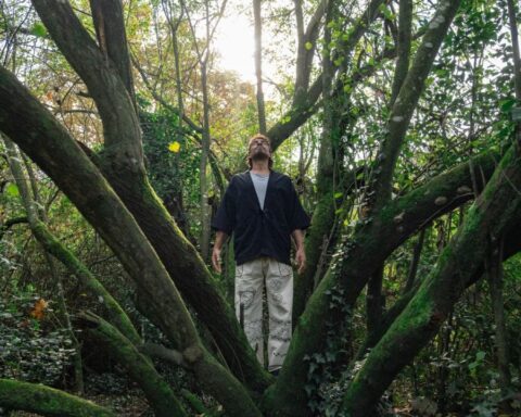 Jean Paul Du Bois posando al lado de un árbol