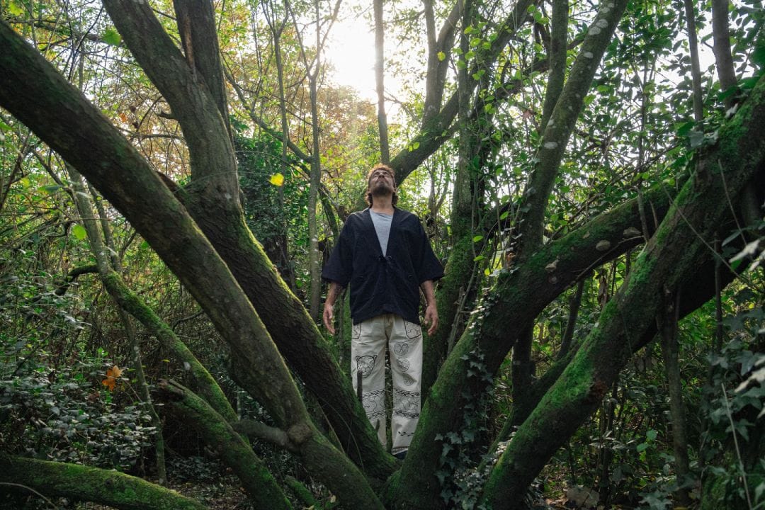 Jean Paul Du Bois posando al lado de un árbol