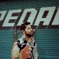 Jorge Espinal caminando frente a una tienda
