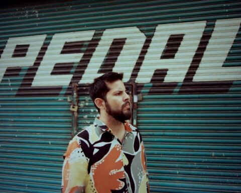 Jorge Espinal caminando frente a una tienda