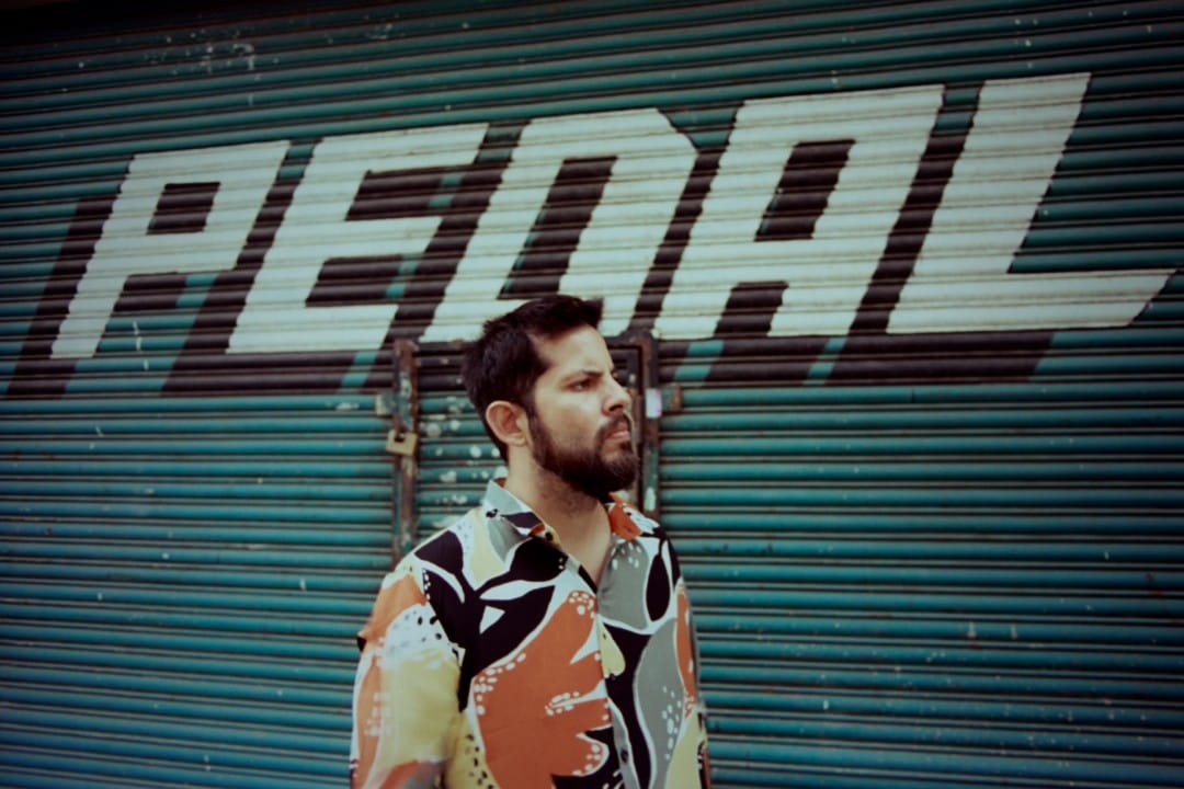 Jorge Espinal caminando frente a una tienda