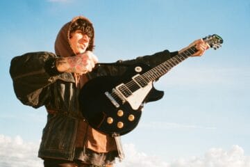Juan Lopez sosteniendo su guitarra