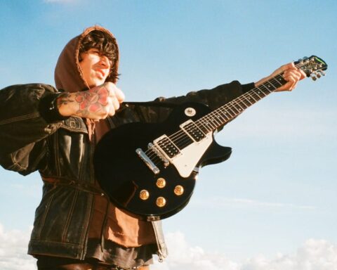 Juan Lopez sosteniendo su guitarra