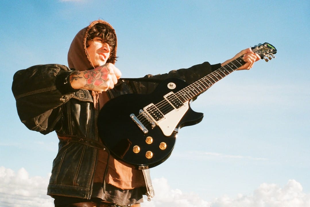 Juan Lopez sosteniendo su guitarra