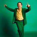 Juan Wauters con traje verde