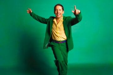 Juan Wauters con traje verde