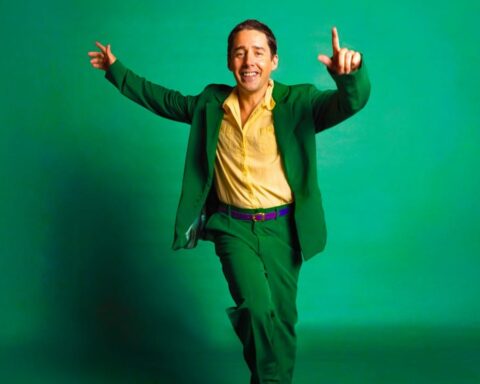 Juan Wauters con traje verde