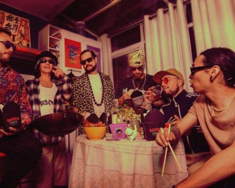 Los miembros de Katana Funk sentados en una mesa con comida asiática